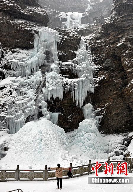 Красивые зимние пейзажи водопада Саньдецюань у горы Лушань2