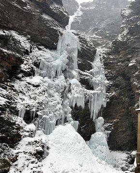 Красивые зимние пейзажи водопада Саньдецюань у горы Лушань