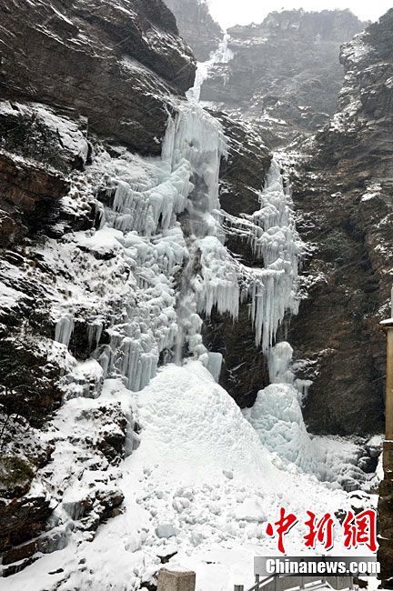 Красивые зимние пейзажи водопада Саньдецюань у горы Лушань3