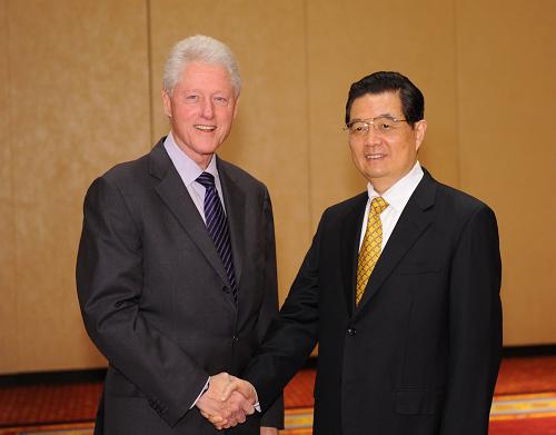 Председатель КНР Ху Цзиньтао и экс-президент США Б. Клинтон заявили о необходимости развивать двусторонние отношения