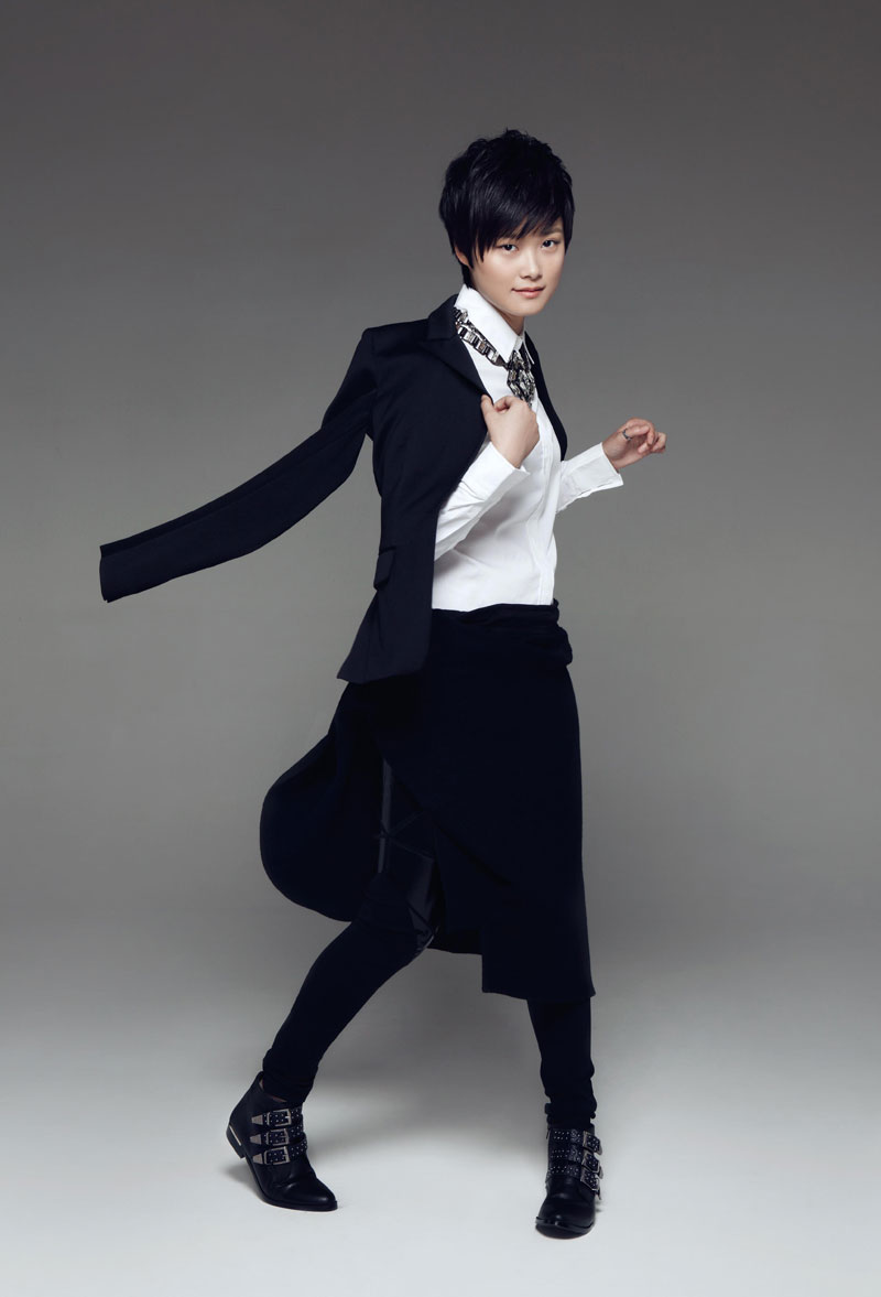 Новые фотографии стильной певицы Ли Юйчунь 