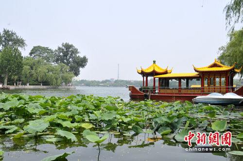 Озеро Даминху города Цзинань