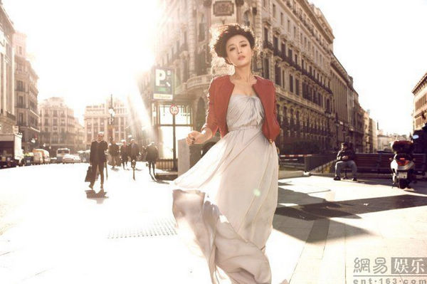 Китайская киноактриса Цинь Лань на улицах Мадрида