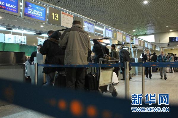 На фото: 24 января пассажиры оформляют документы в московском аэропорту Домодедово. 