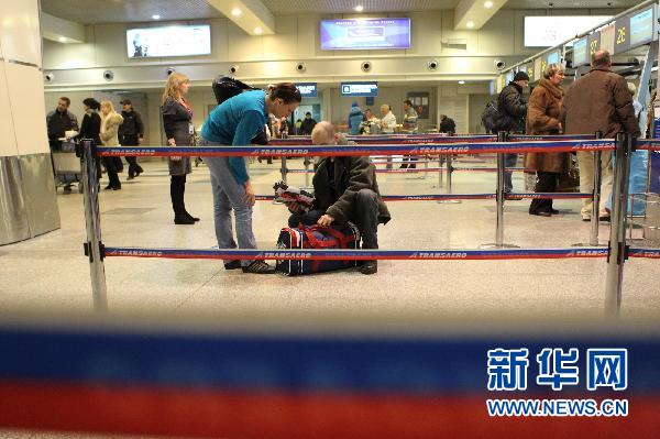 На фото: 24 января пассажиры оформляют документы в московском аэропорту Домодедово. 