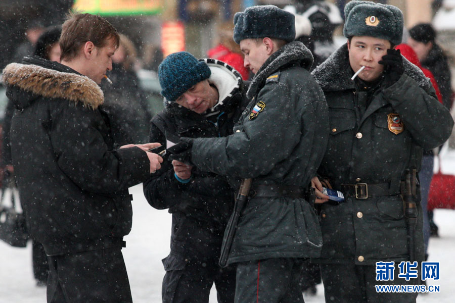 На фото: 25 января возле одного из вокзалов в Санкт-Петербурге милиция проверяет документы у прохожих.