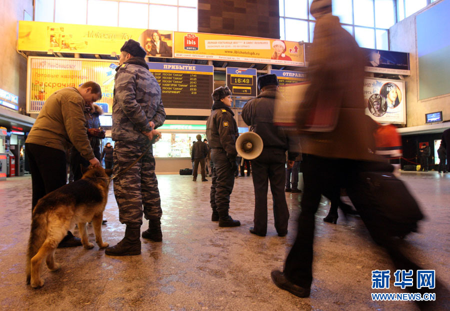 На фото: вокзал в Санкт-Петербурге, милиция дежурит в зале ожидания.