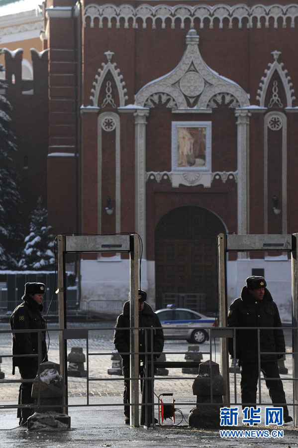 На фото: 25 января, вход на Красную площадь, милиция на дежурстве.