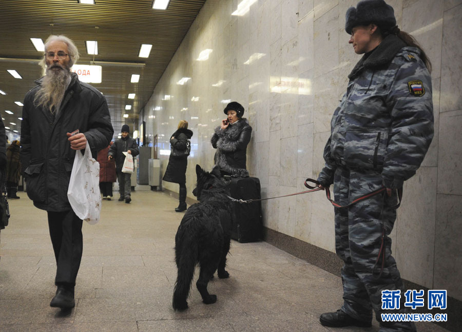 На фото: 25 января, центр Москвы, милицейский патруль в подземном переходе.