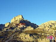 Гуге (Guge) – средневековое княжество, располагавшееся на территории Тибета. Здесь, в горных пещерах до сих пор сохранились древние фрески и следы поселений, которым уже более 300 лет.  