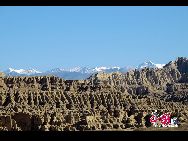 Гуге (Guge) – средневековое княжество, располагавшееся на территории Тибета. Здесь, в горных пещерах до сих пор сохранились древние фрески и следы поселений, которым уже более 300 лет.  