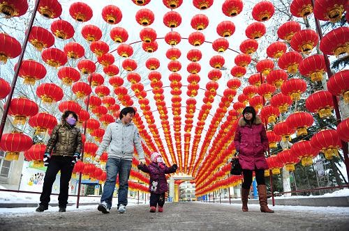 Люди в самых разных уголках Китая заняты подготовкой к празднику Весны 1