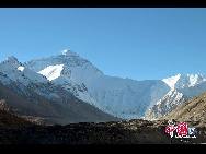 Высота Эвереста над уровнем моря составляет 8848,43 м. Это главная вершина Гималаев и самая высокая гора мире. 