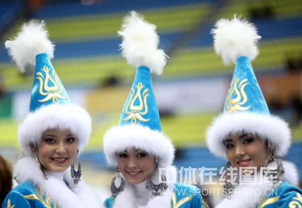 Красавицы, награждающие на 17-х зимних Азиатских Играх 3