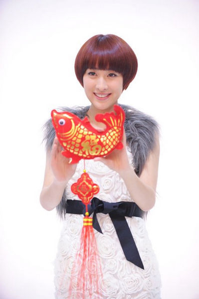 Молодая актриса Ма Су в новогодней фотосессии