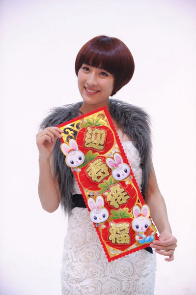 Молодая актриса Ма Су в новогодней фотосессии