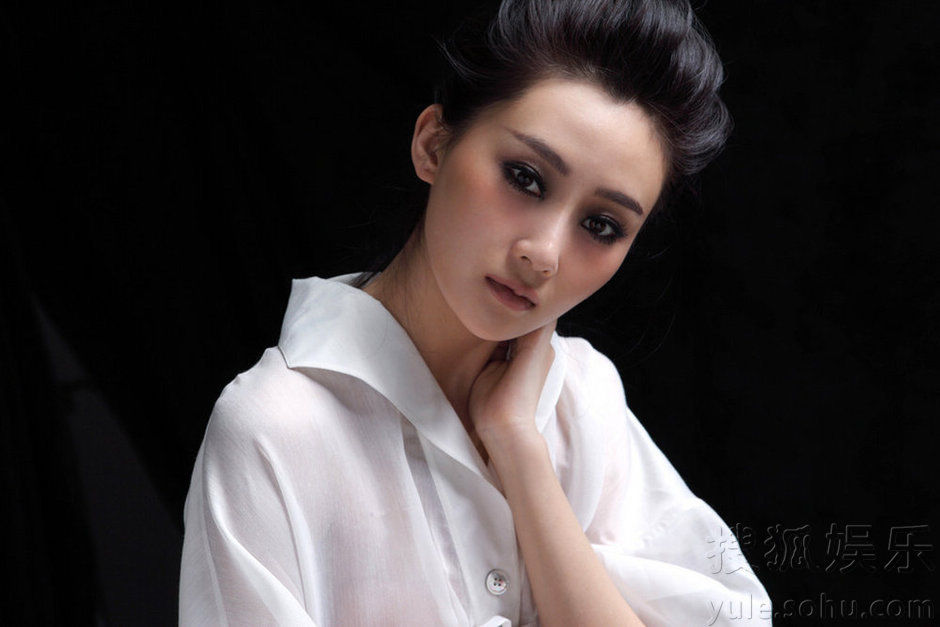 Элегантная Линь Пэн в цветах