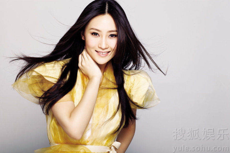 Элегантная Линь Пэн в цветах