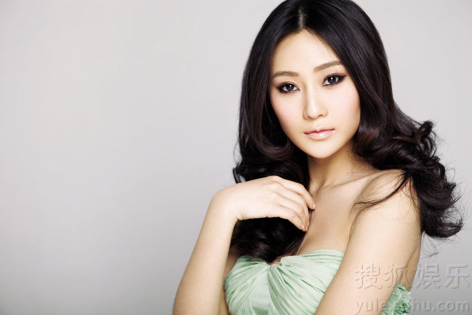 Элегантная Линь Пэн в цветах