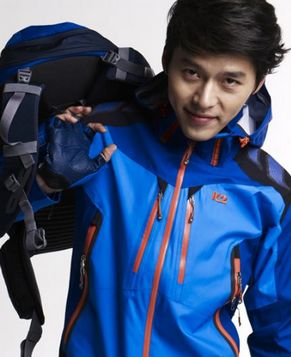 Южнокорейский актер Хён Бин в рекламе одежды для альпинизма