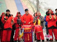 В Международном парке скульптуры в районе Шицзиншань Пекина пожилые люди в возрасте 70-80 лет выступили с номером «Вождение художественной лодки». 