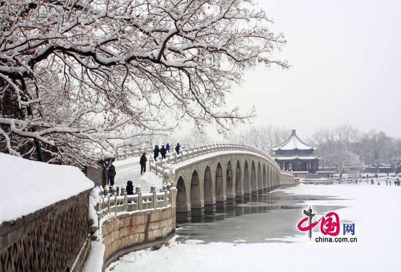 Прекрасные пейзажи в императорском парке «Ихэюань» после снегопада