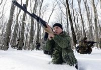 Тренировка российских курсантов в снежном лесу