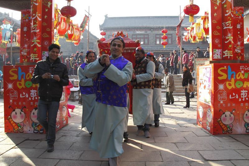 Иностранные туристы встретили Праздник Весны в известном районе Чжоуцунь провинции Шаньдун