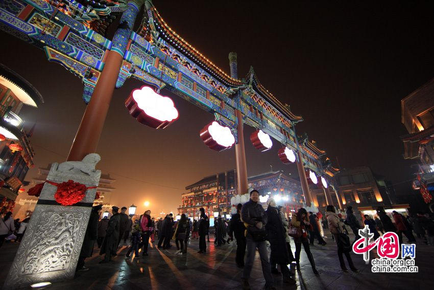 Выставка фонарей на улице Цяньмэнь Пекина по случаю Праздника Фонарей