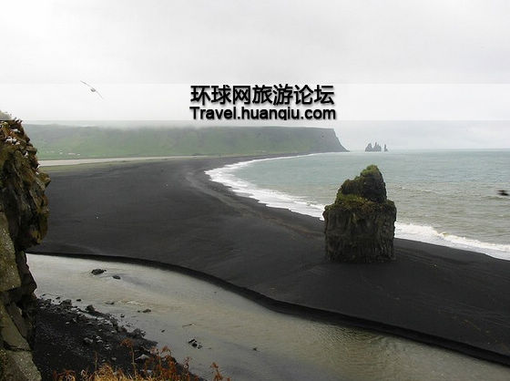 Редкий черный песчаный пляж в Исландии