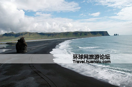 Редкий черный песчаный пляж в Исландии