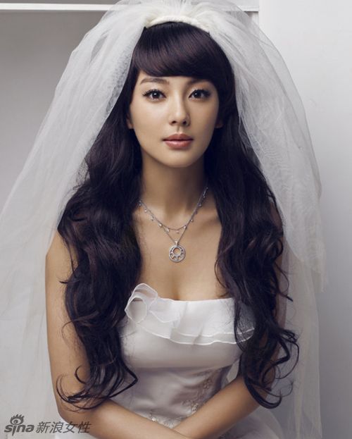 Красавица Чжан Юйци в свадебных нарядах