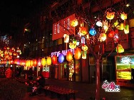 Проспект Саньлитунь в районе посольств в Пекине всегда полон иностранцами. В отличие от других мест, где традиционно провели праздник Фонарей, здесь царит более современная атмосфера. 
