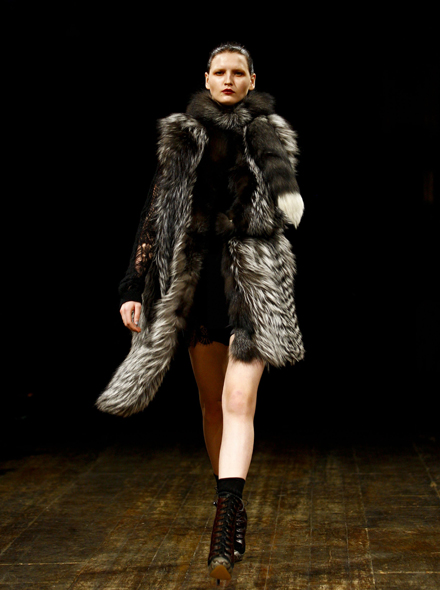 Новые работы для сезона «осень-зима 2011» от Джулиен Макдональд на Неделе моды в Лондоне 