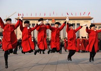 Нарядные госслужащие на площади «Тяньаньмэнь»