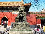 Самый большой павильон - Ваньфугэ, где установлена известная статуя Будды, сделанная из одного ствола сандалового дерева, высота статуи составляет 26 метров (вместе с подземным 8-метровым фундаментом).  