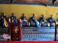  Когда-то он был резиденцией императорской семьи и назывался Дворцом принца Юна. Это был подарок императора Канси его четвертому сыну – принцу Юну, сделанный на 33-м году правления императора во времена династии Цин (1694 н.э.). 