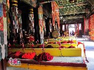 Самый большой павильон - Ваньфугэ, где установлена известная статуя Будды, сделанная из одного ствола сандалового дерева, высота статуи составляет 26 метров (вместе с подземным 8-метровым фундаментом).  