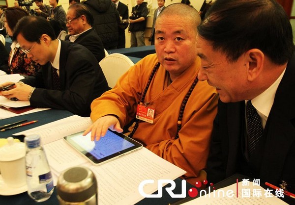Сессии ВСНП и ВК НПКСК: Ши Юнсинь участвует в сессии с «iPad» 1