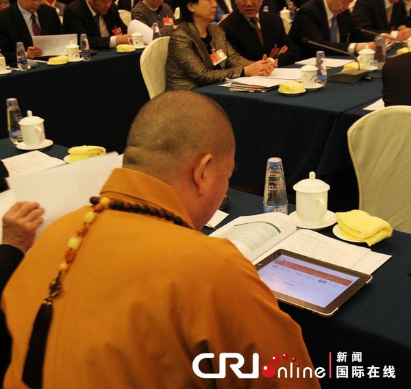 Сессии ВСНП и ВК НПКСК: Ши Юнсинь участвует в сессии с «iPad» 2