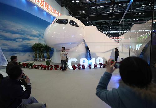 На фото: 8 марта 2011 года, посетители фотографируются у крупного самолета китайского производства «С-919».