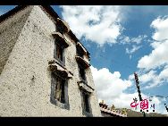 Монастырь «Чжэбансы» расположен в 10 километрах к западу от Лхасы. Он был основан в 1416 году и является крупнейшим ламаистским монастырем в КНР.  