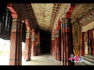 Монастырь «Чжэбансы» расположен в 10 километрах к западу от Лхасы. Он был основан в 1416 году и является крупнейшим ламаистским монастырем в КНР.  