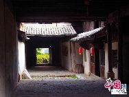 Поселок Юньнаньи расположен в юго-западном участке древнего Шелкового пути Китая – на колоритной дороге Чамагудао. Этот поселок обладает более 2000-летней историей.  
