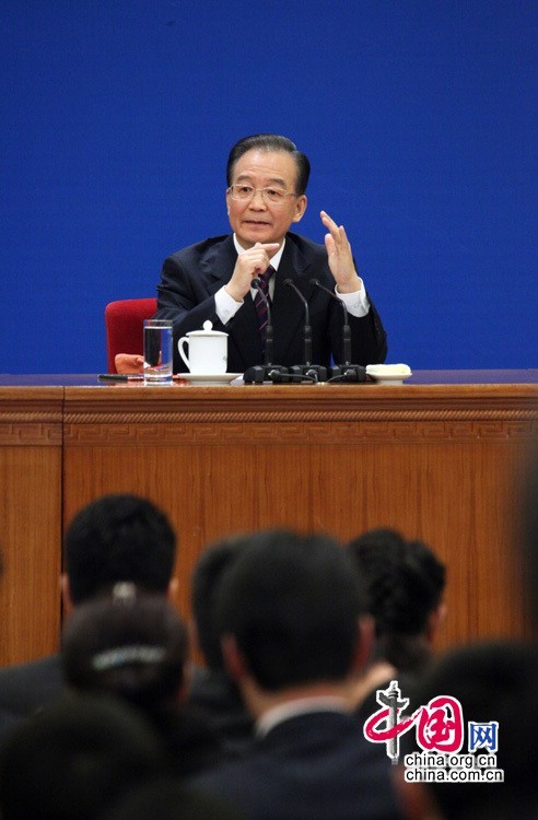 Фото: премьер Вэнь Цзябао на встрече с журналистами4