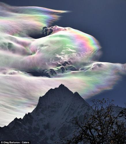 На вершине Джомолунгма образовалось разноцветное облако, похожее на радугу 1