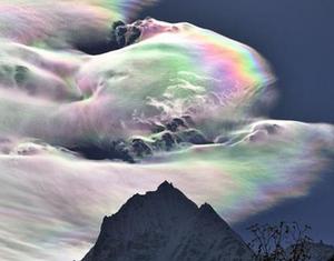 На вершине Джомолунгма образовалось разноцветное облако, похожее на радугу 1