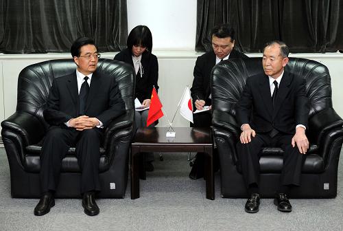 Председатель КНР Ху Цзиньтао почтил память погибших от землетрясения японцев