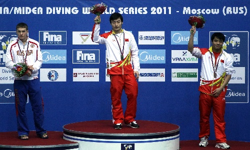 Китайский спортсмен Цинь Кай выиграл 'золото' в прыжках с трехметрового трамплина на московском этапе 'Мировой серии' по прыжкам в воду