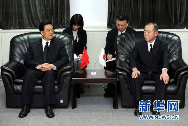 Ху Цзиньтао почтил память погибших от землетрясения в посольстве Японии в Китае 
